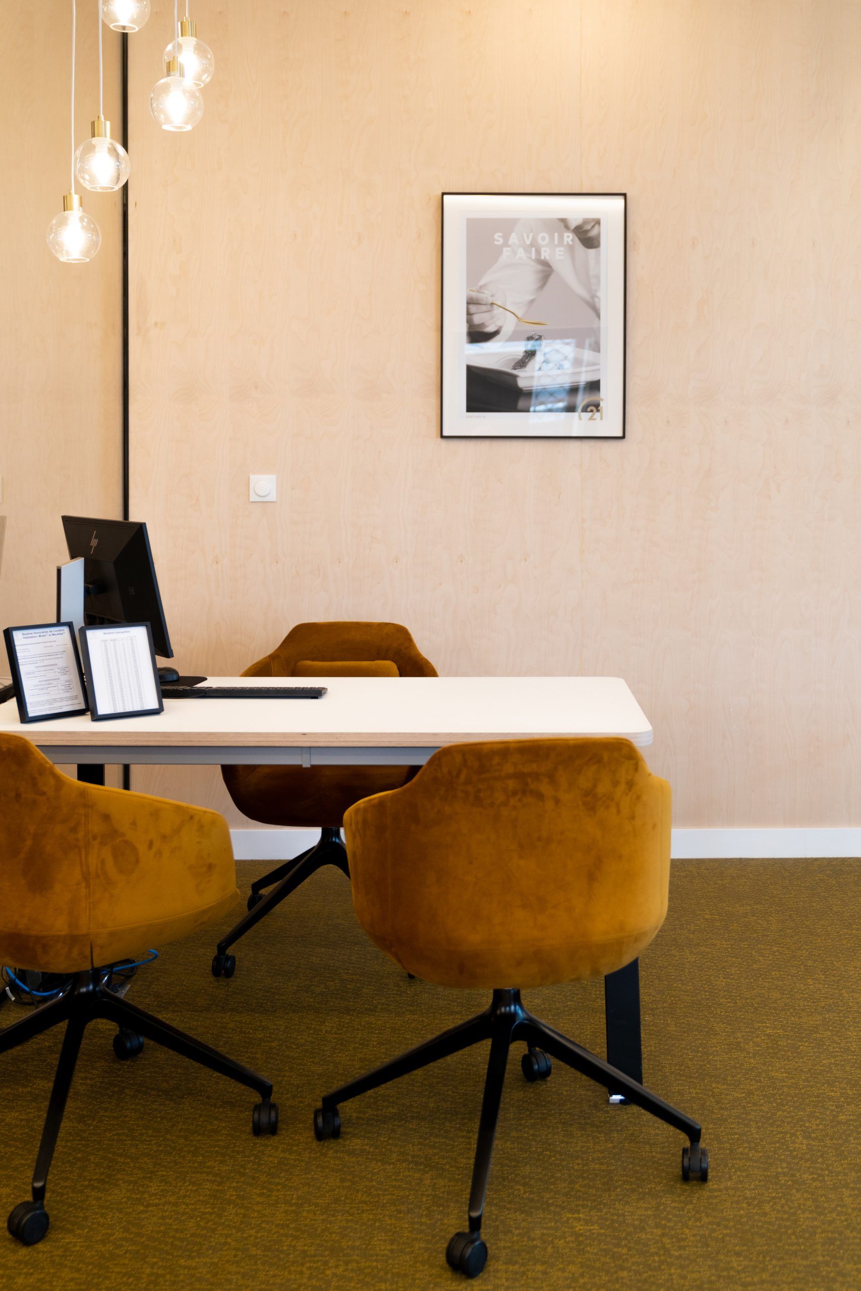 Bureau avec chaise à roulette en cuir