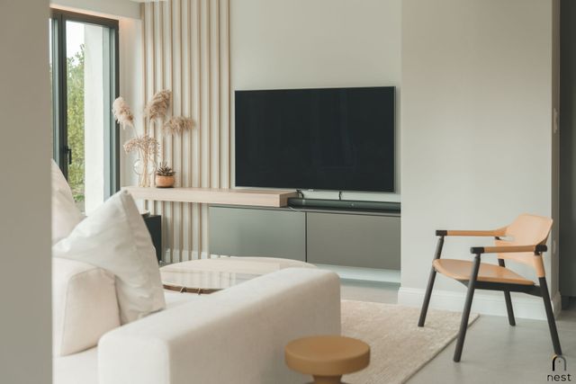 Salon rénové avec meuble télé sur mesure