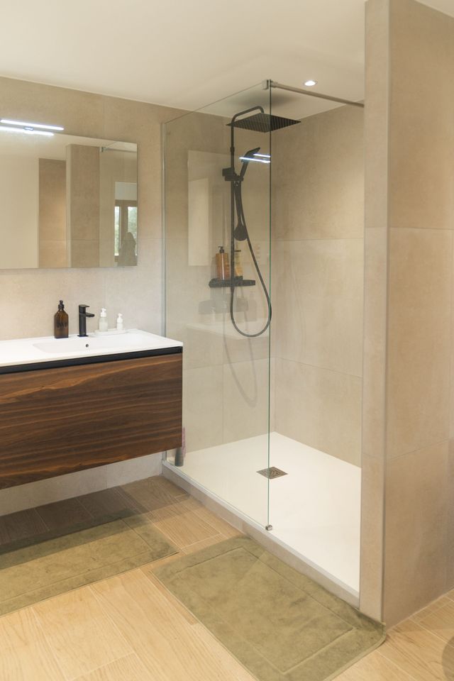 Douche à l'italienne et meuble vasque en bois