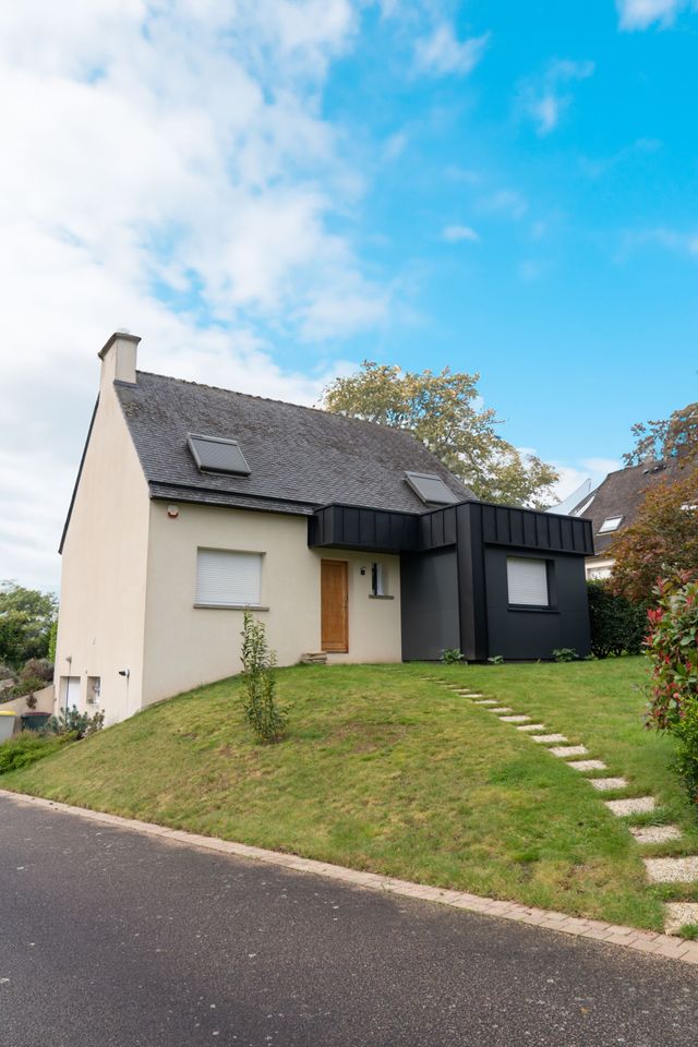 Maison agrandie par une extension en bardage noir