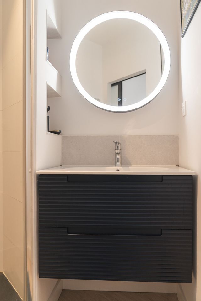 Meuble vasque noir et miroir rond
