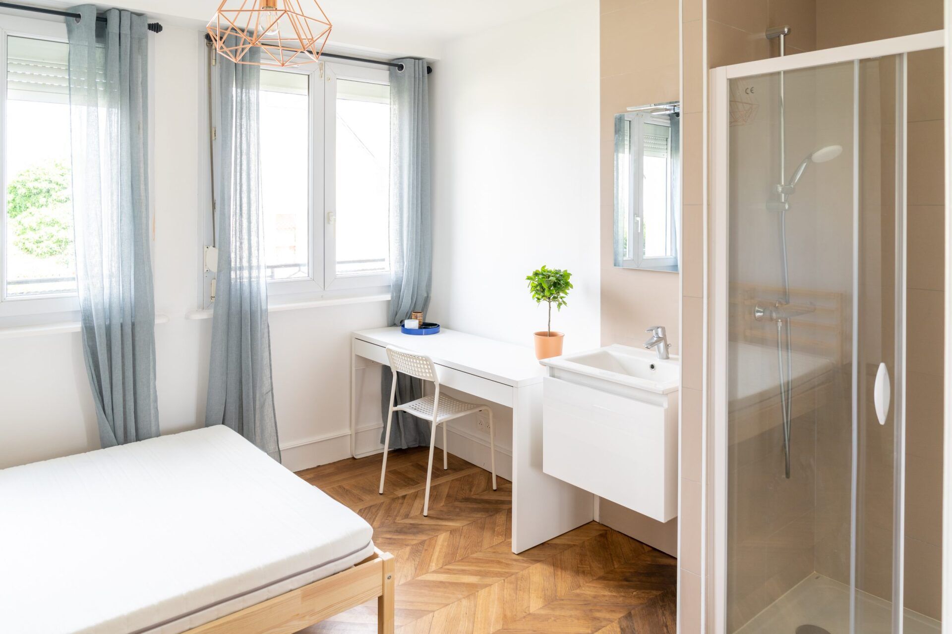 Lit double, bureau et salle de bains dans chambre