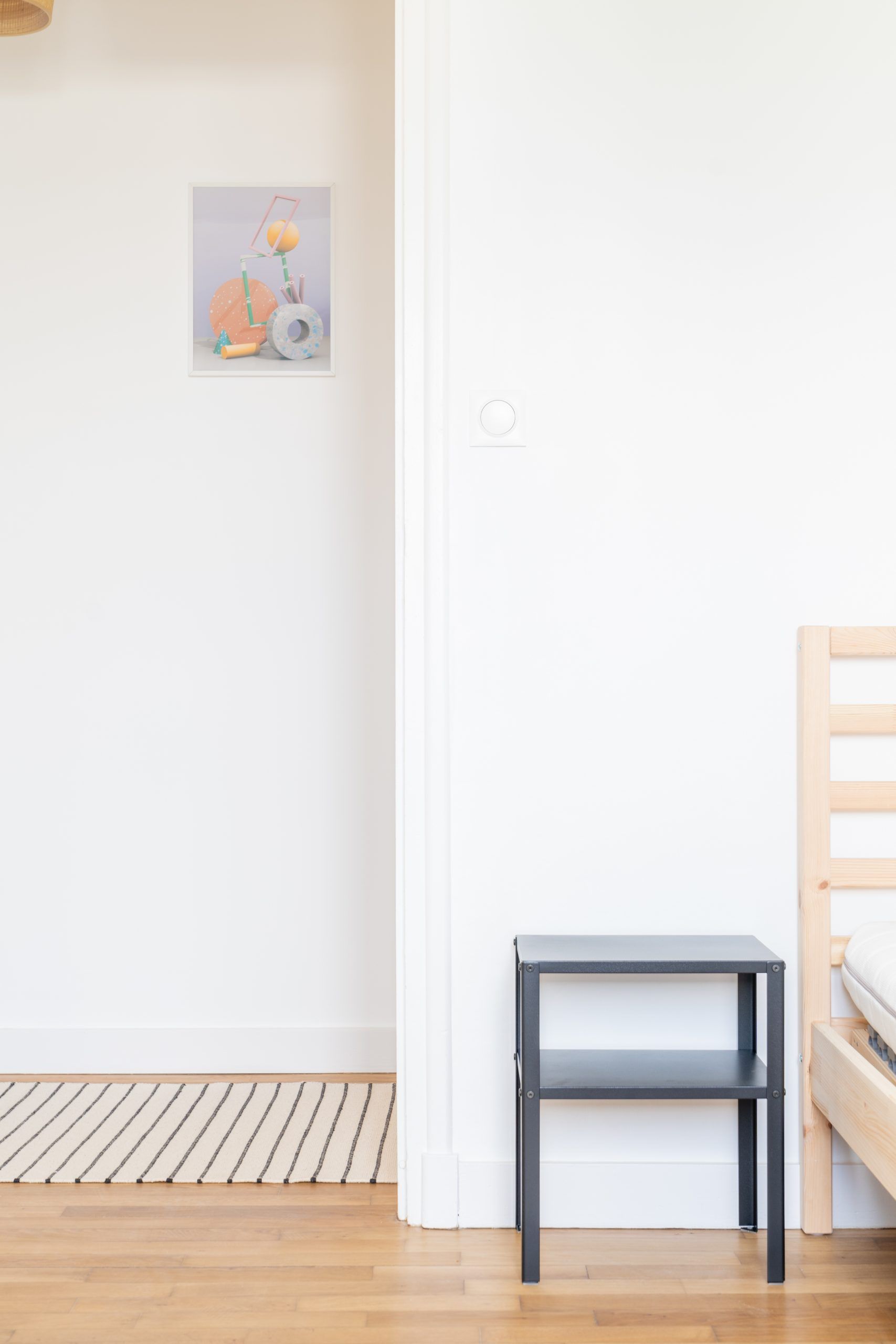 Table de nuit dans chambre