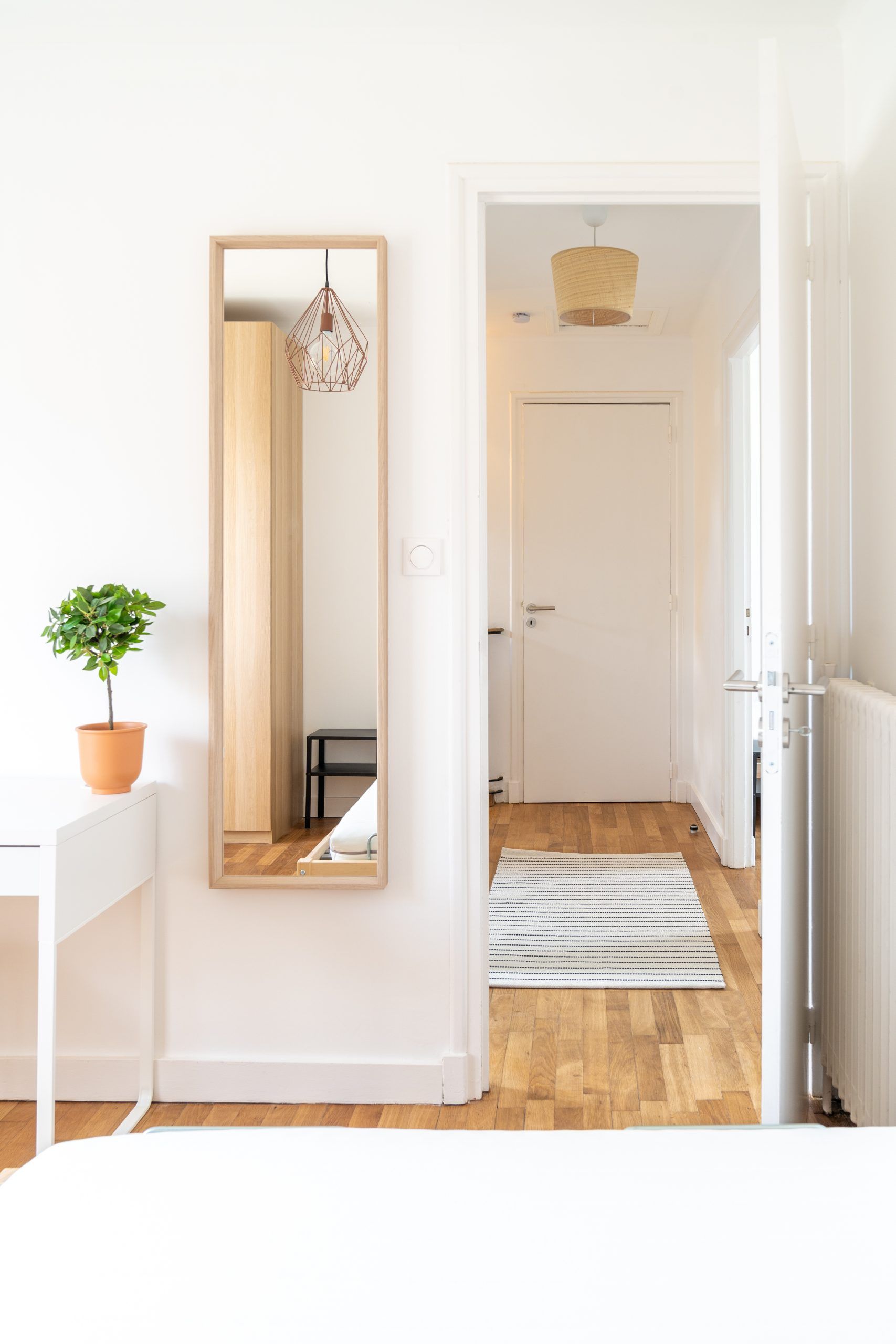 Miroir près de la porte de chambre