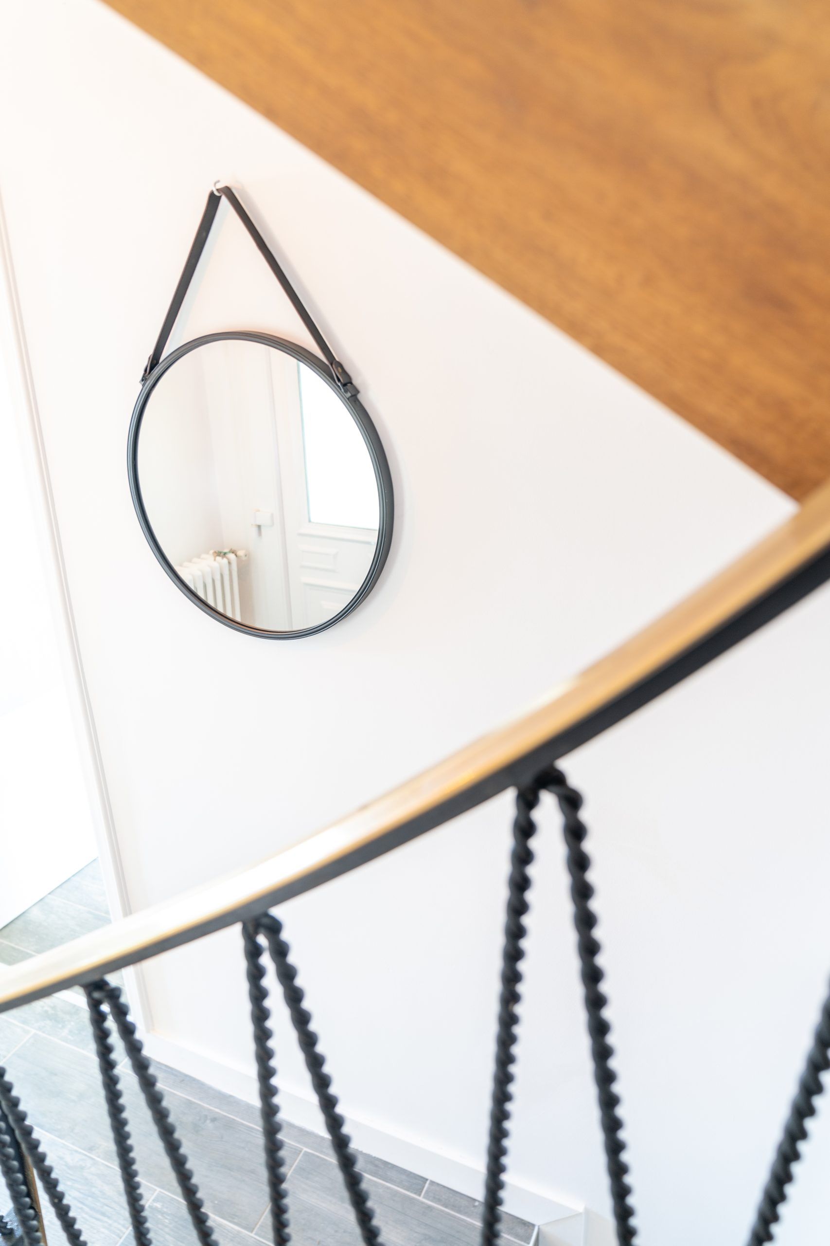 Miroir vu depuis les marches de l'escalier