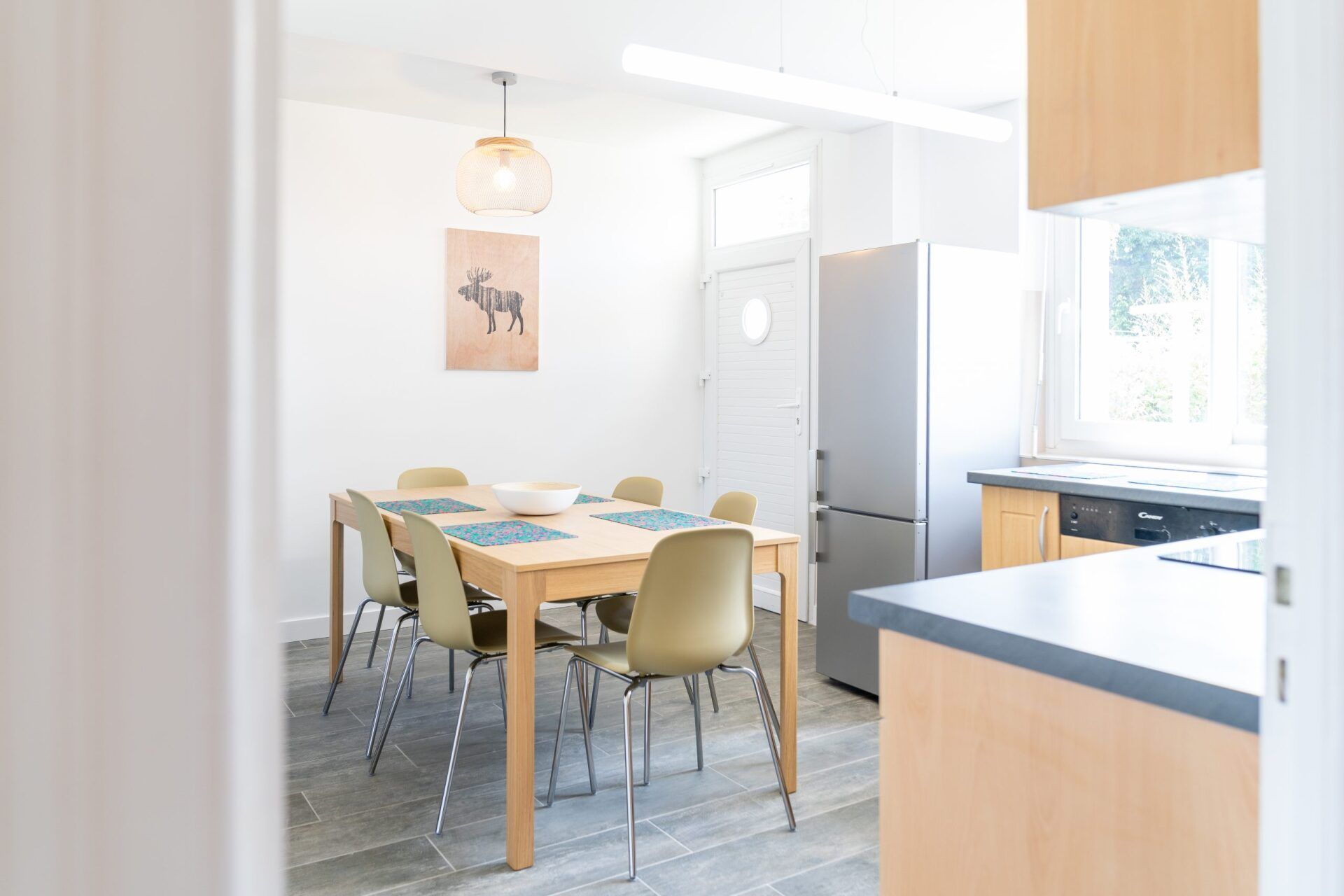 Cuisine avec table et chaises autour