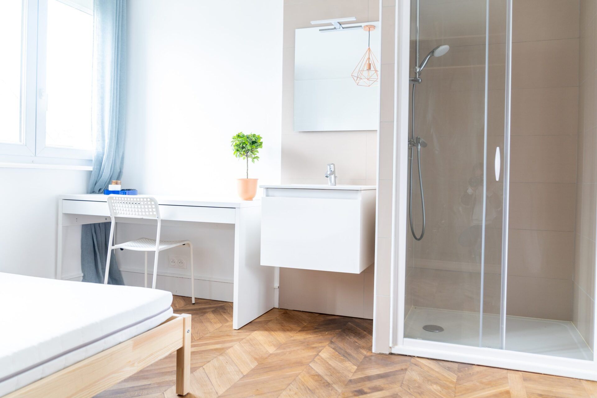 Bureau et douche dans une chambre