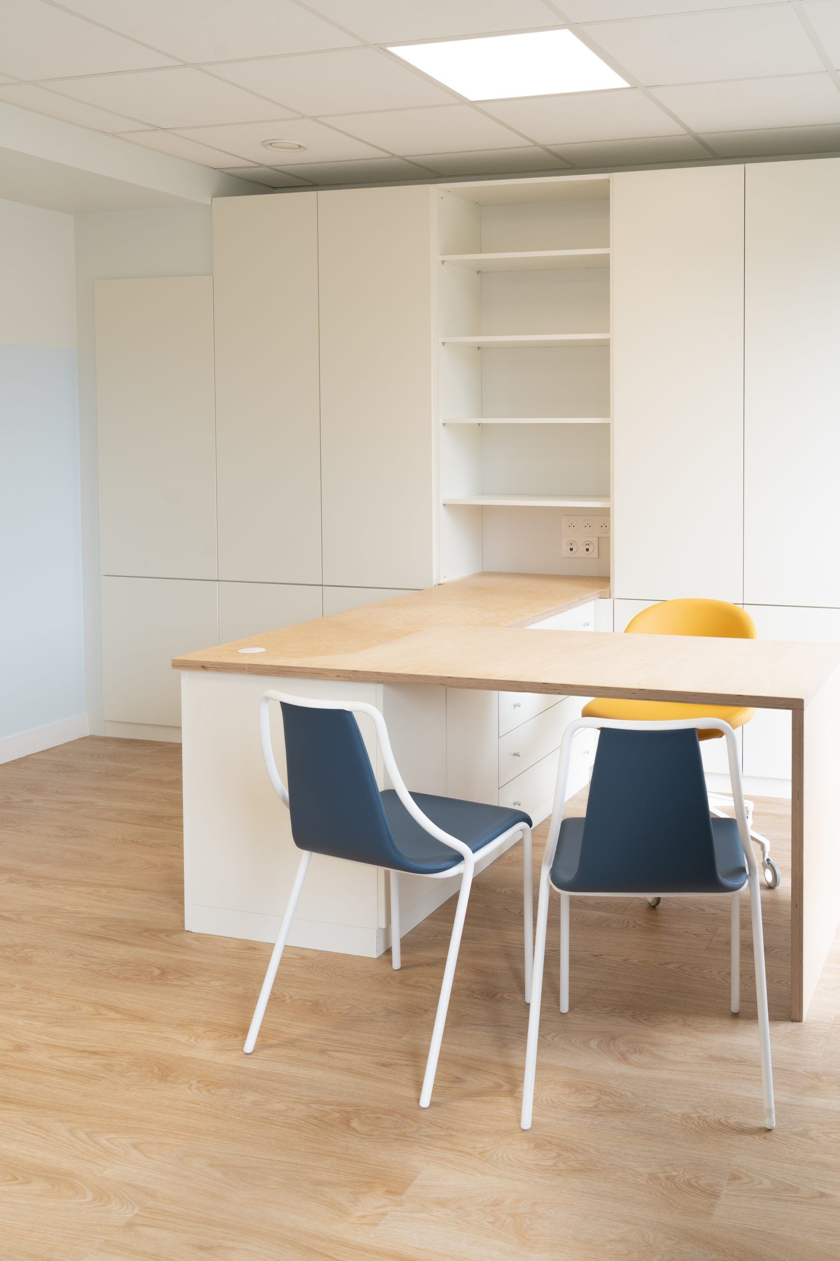 Bureaux de consultation avec chaises bleues