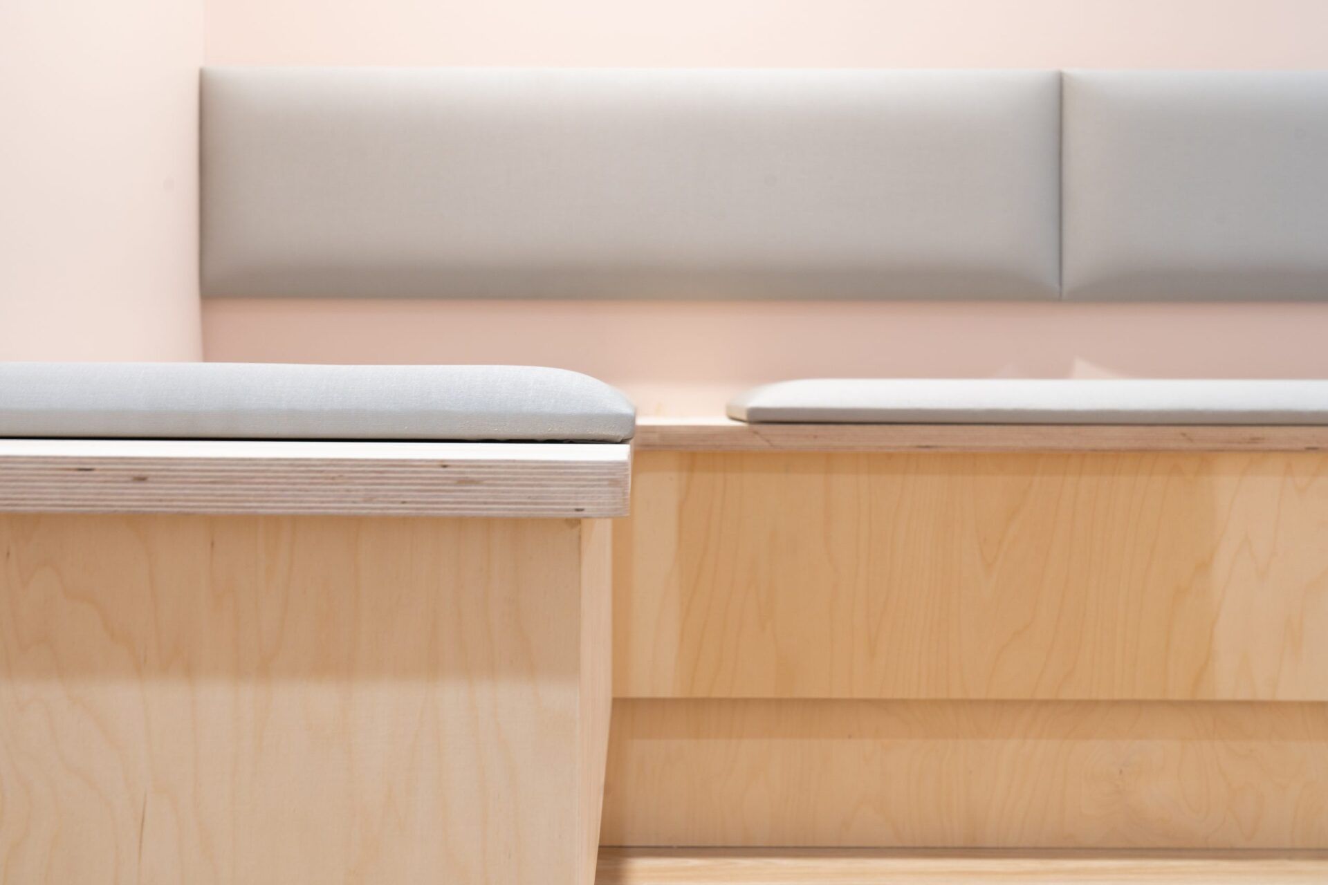 Assises dans la salle d'attente