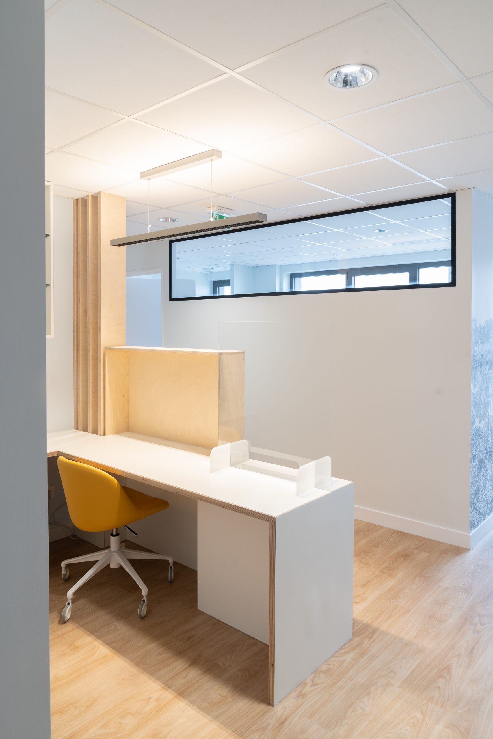Bureau de consultation avec chaise roulante jaune