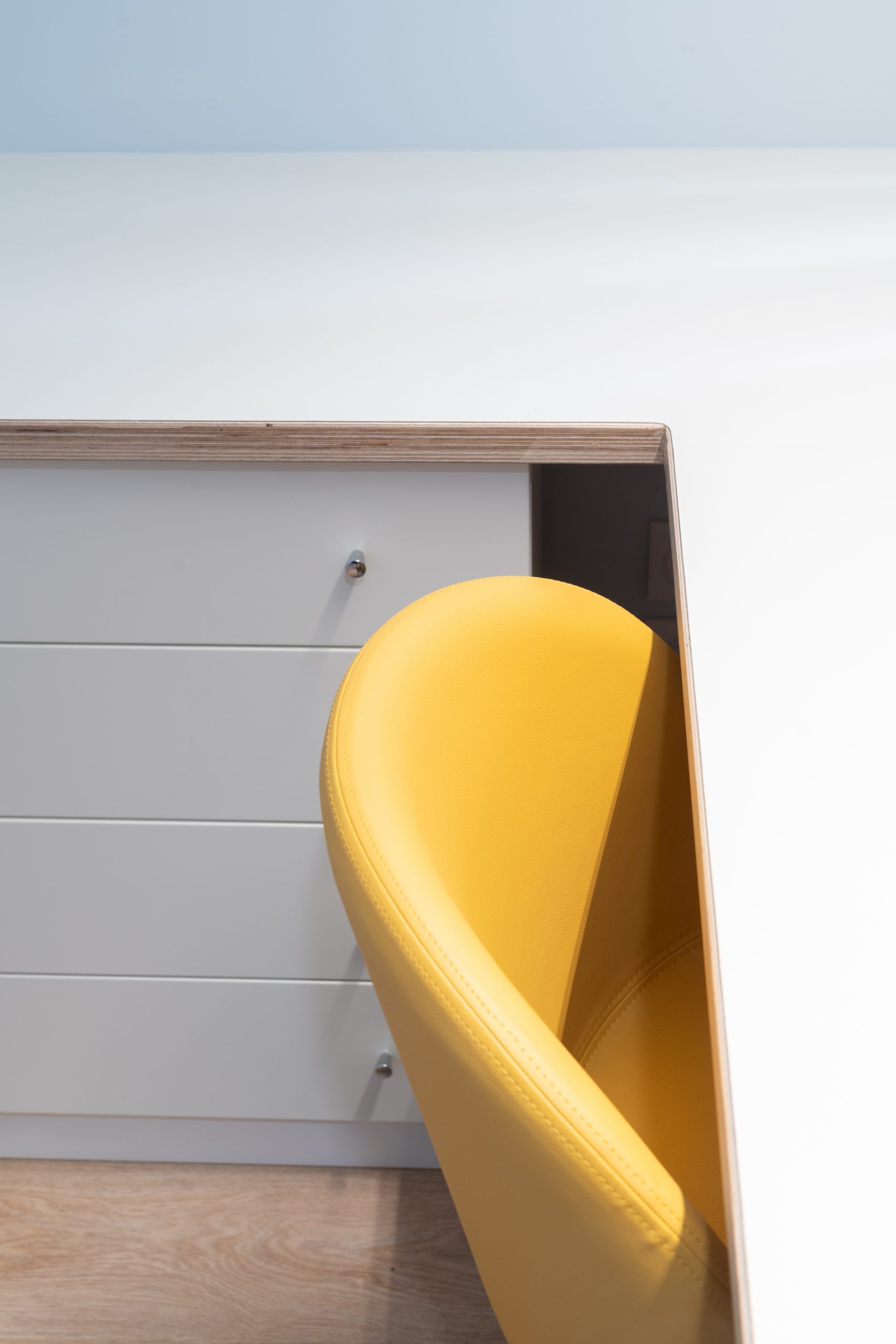 Zoom sur le dossier de la chaise roulante jaune