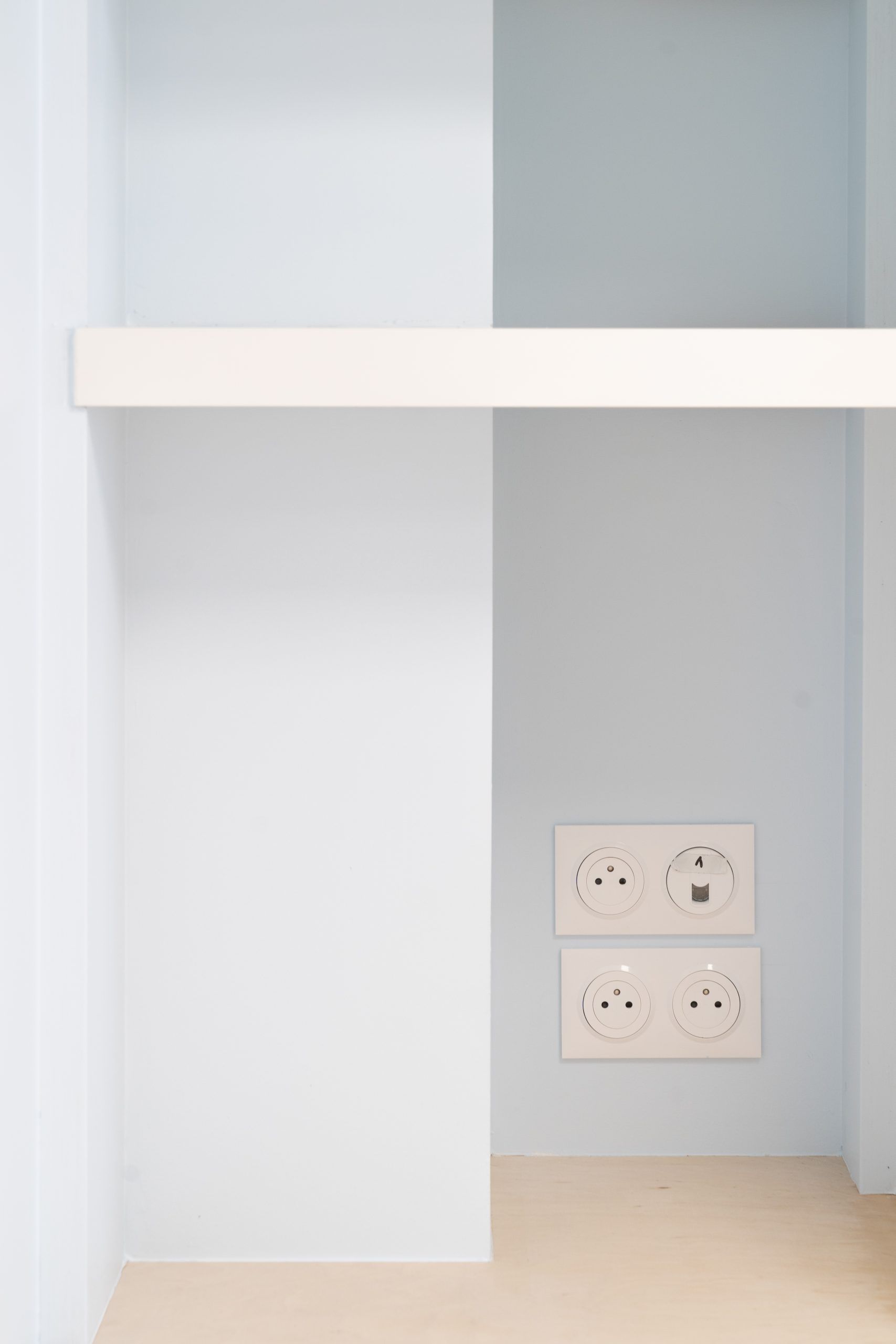 Prises électriques sur un mur