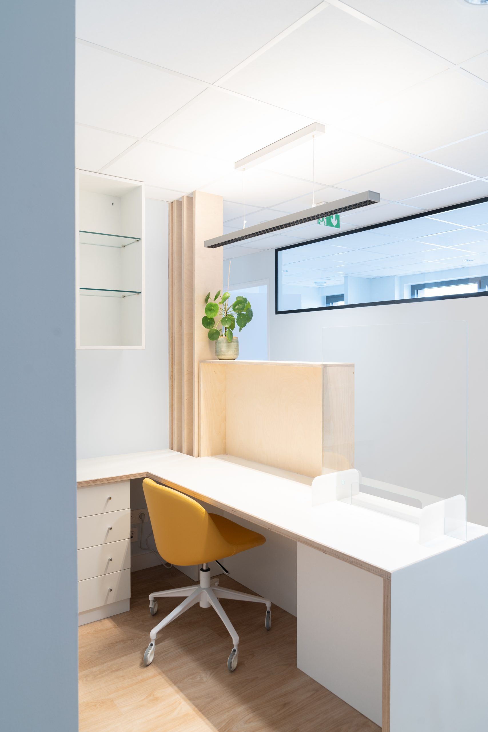 Bureau avec une chaise jaune et un pilea
