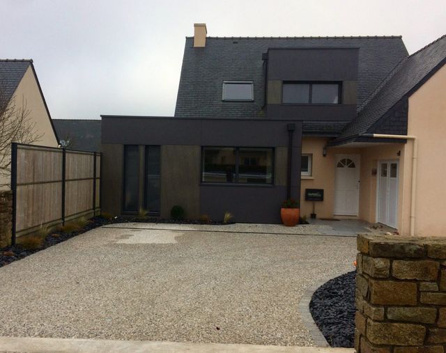 Extension contemporaine accolée à une maison