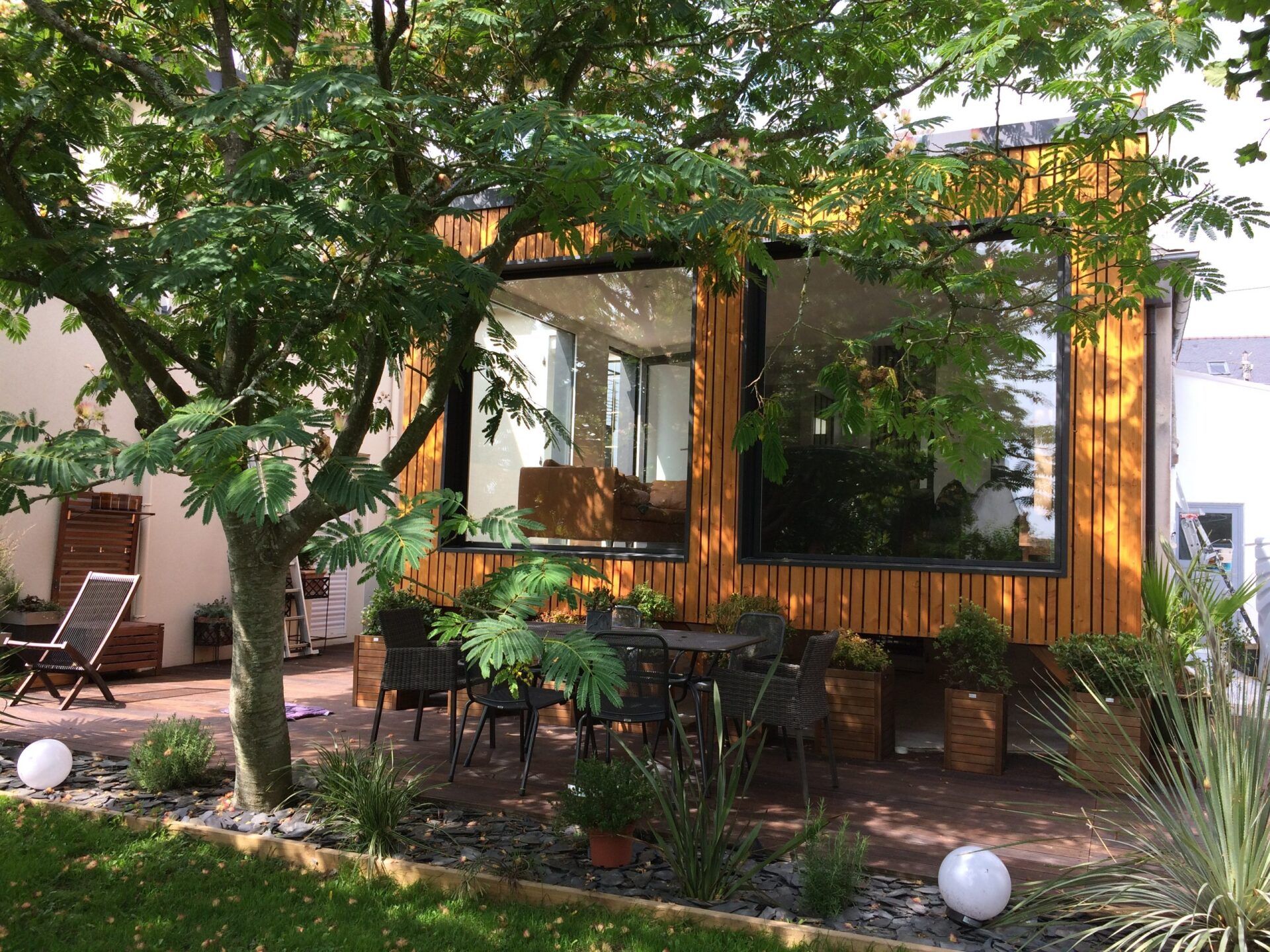 Extension de maison au fond d'un jardin