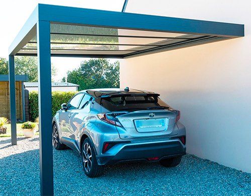 Carport en aluminium avec voiture garée dessous