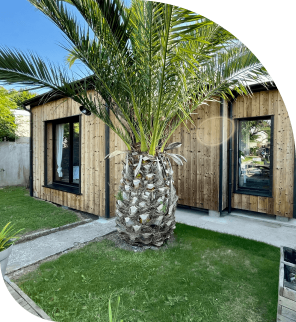 Extension non attenante en bois dans un jardin