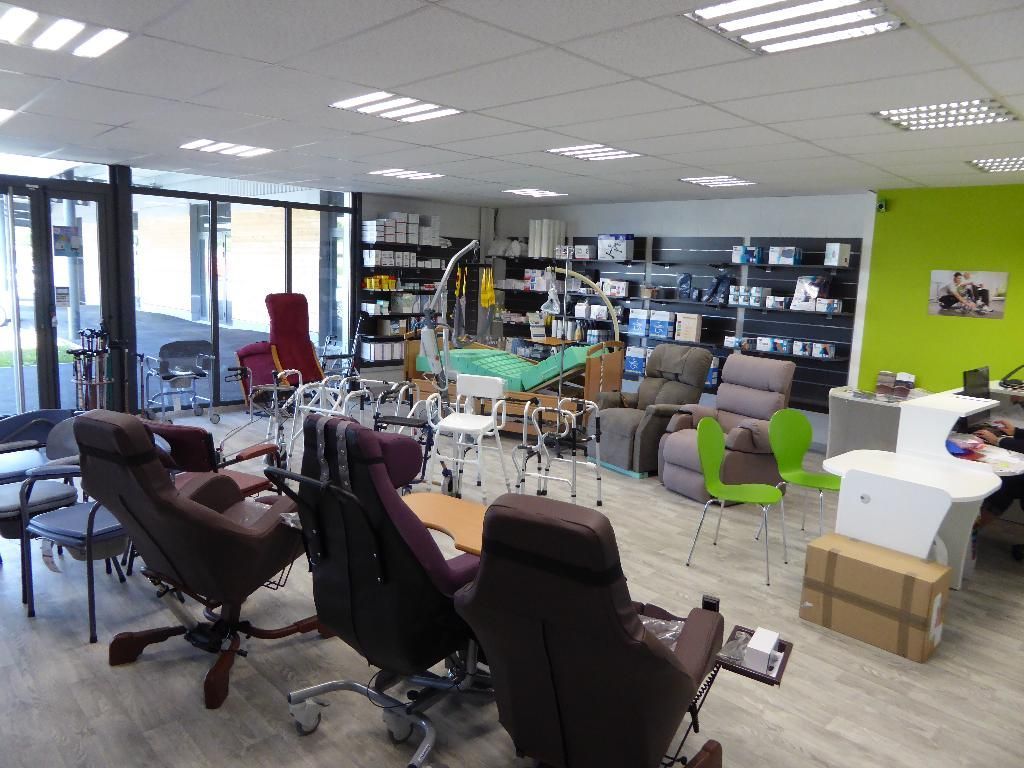Une salle présentant du matériel médical, notamment des chaises, des déambulateurs et autres dispositifs d'assistance.