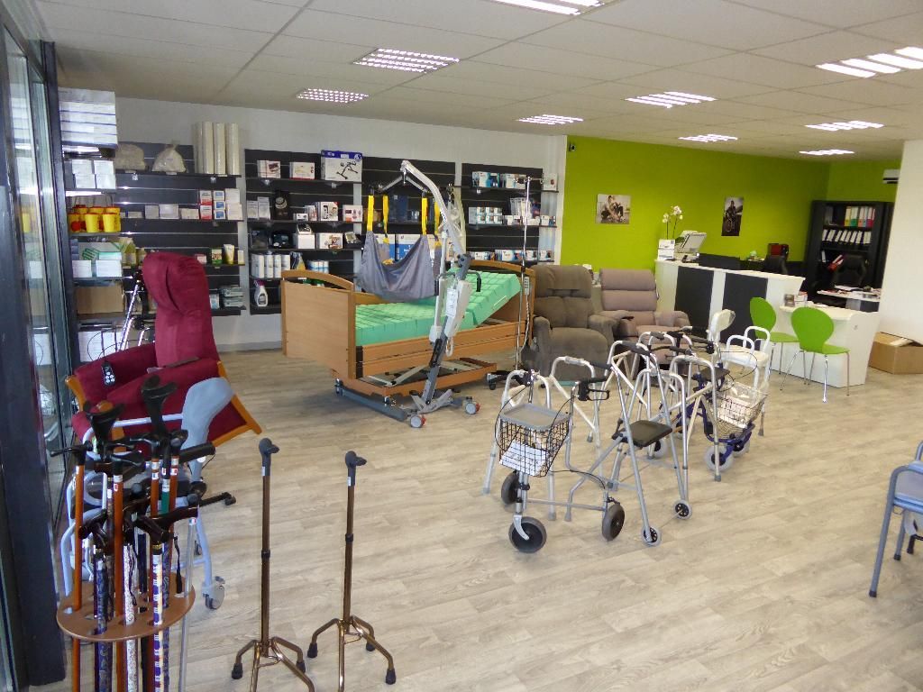 Magasin de fournitures médicales avec des aides à la mobilité, du matériel médical et des étagères de produits.