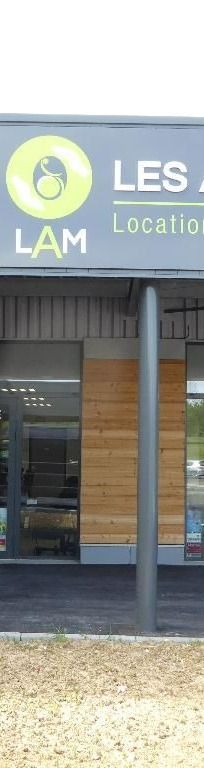 Enseigne pour Les A, une entreprise de location, avec un logo au-dessus de l'entrée du magasin.