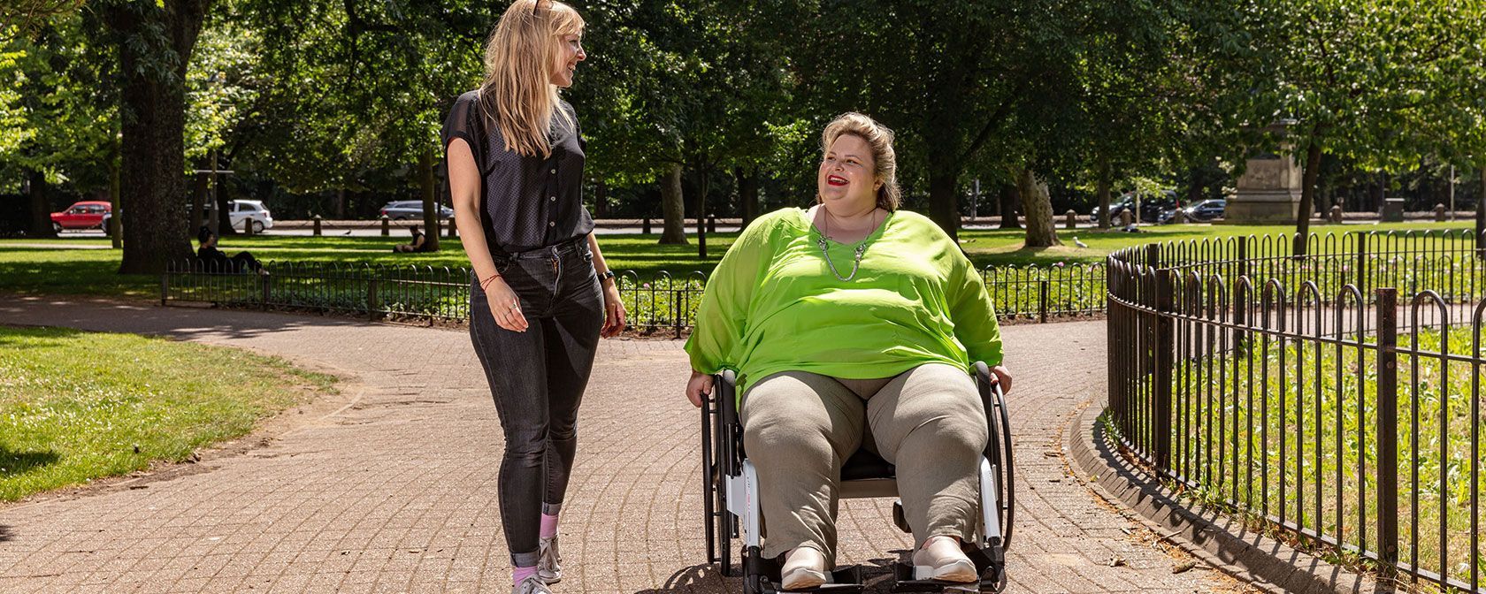 Personne obèse sur un fauteuil.