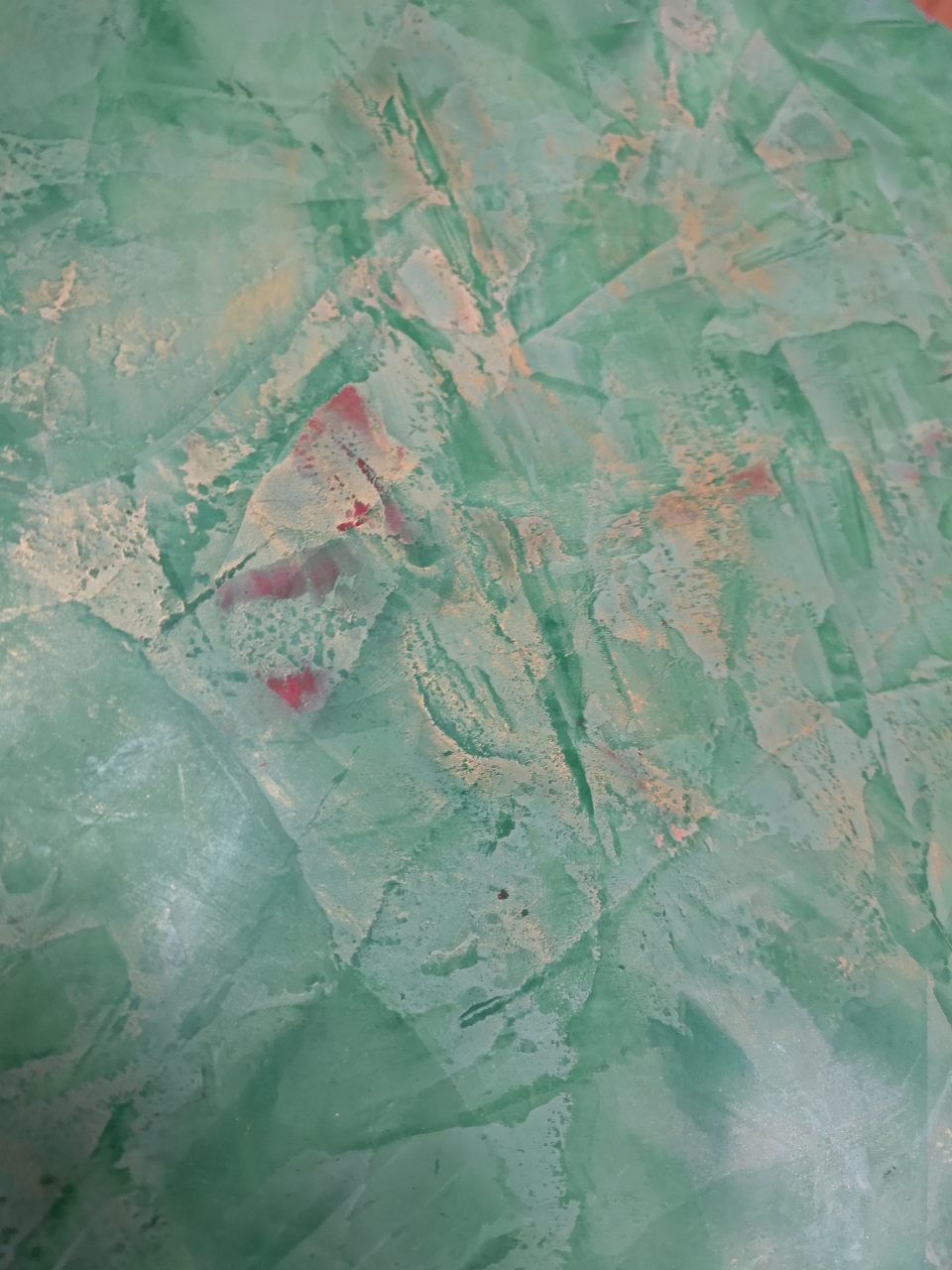 Eine Nahaufnahme einer grünen und roten Marmorstruktur, MALEN TAPEZIEREN, JAMES MARTIN