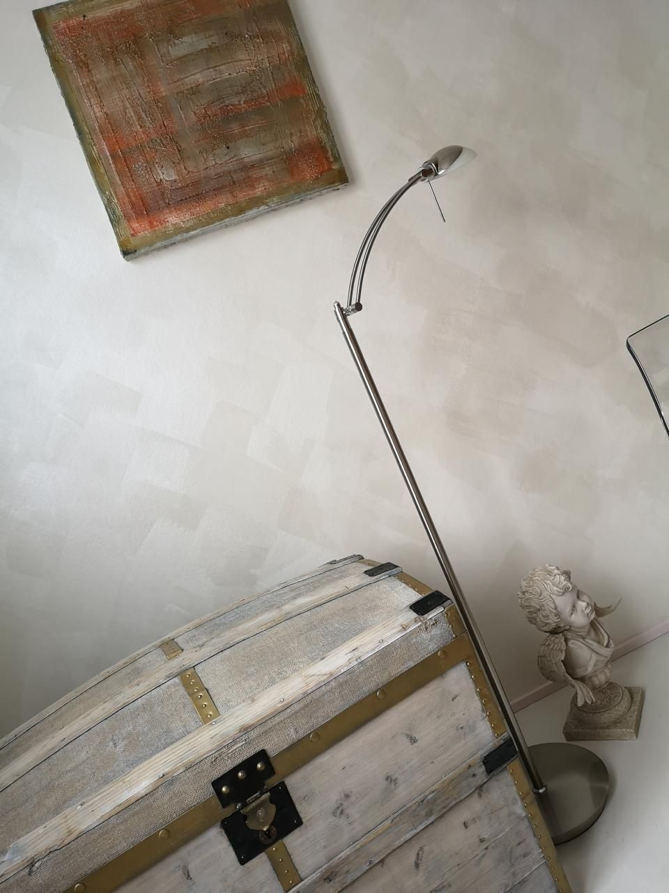 Eine Lampe steht neben einer Truhe in einem Raum, MALEN TAPEZIEREN JAMES MARTIN