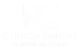 Un logotipo blanco para una clínica dental con un pájaro sobre un fondo blanco.