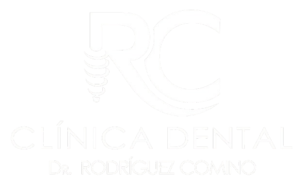 Un logotipo blanco para una clínica dental con un pájaro sobre un fondo blanco.