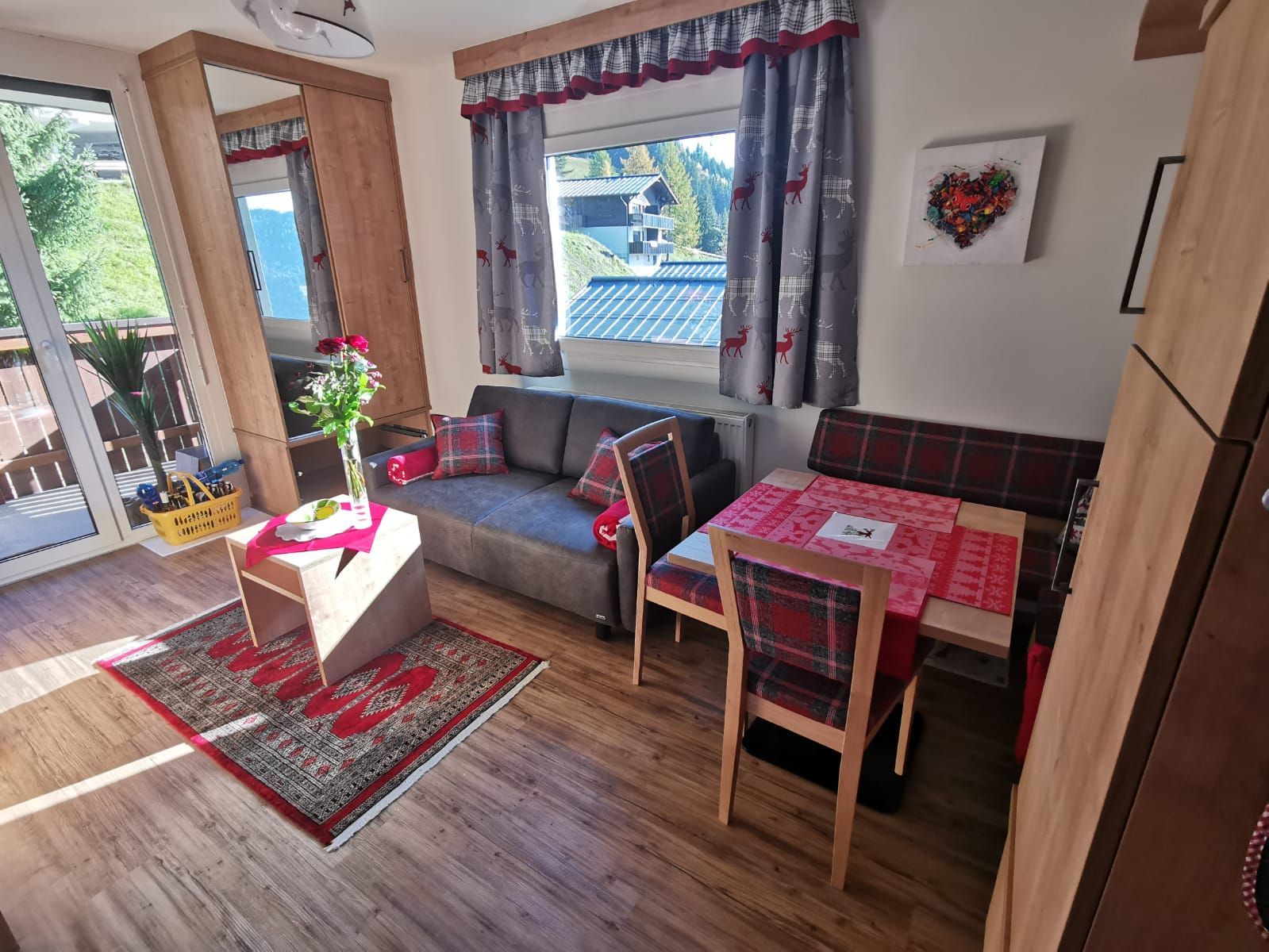 Ein Wohnzimmer mit Sofa, Tisch und Stühlen.