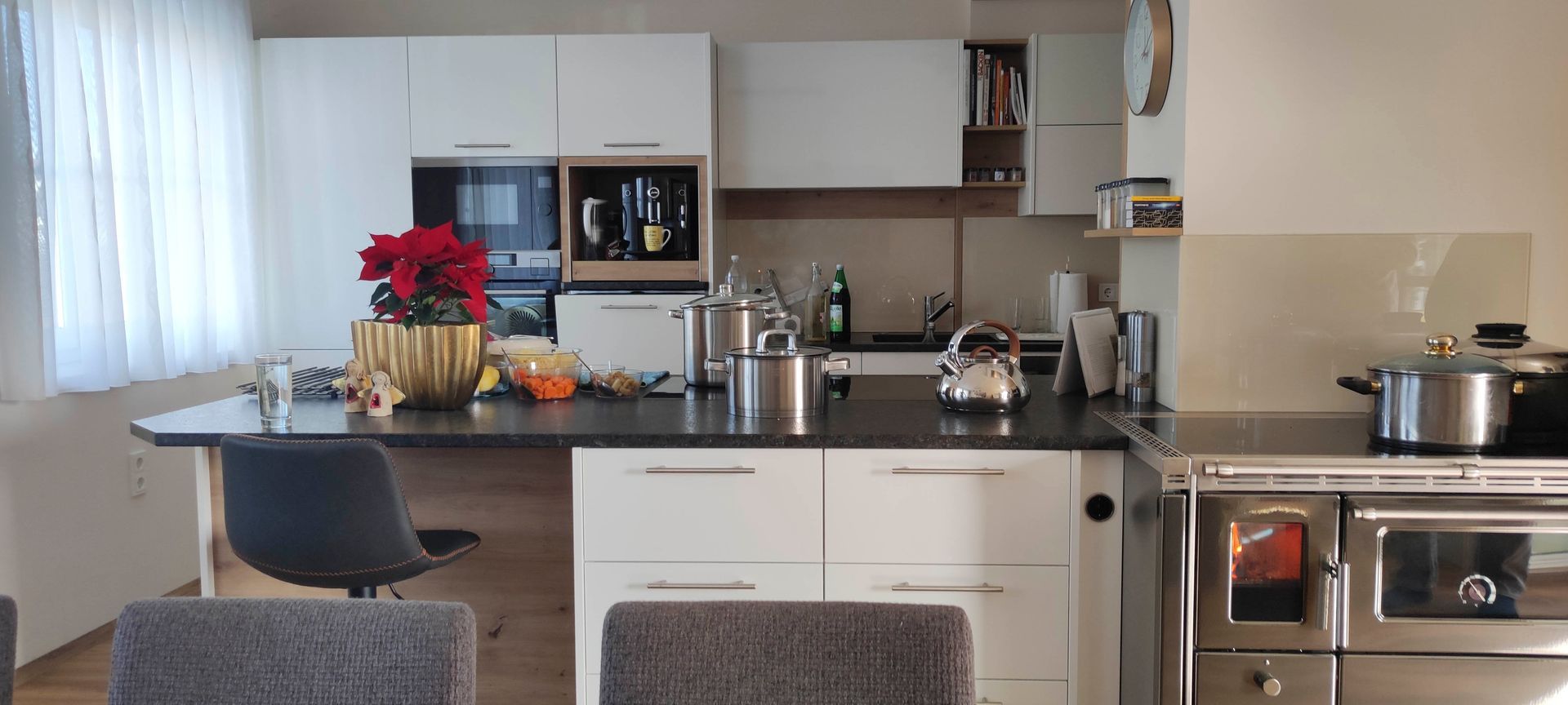 Eine Küche mit Herd und Tisch und Stühlen darin.