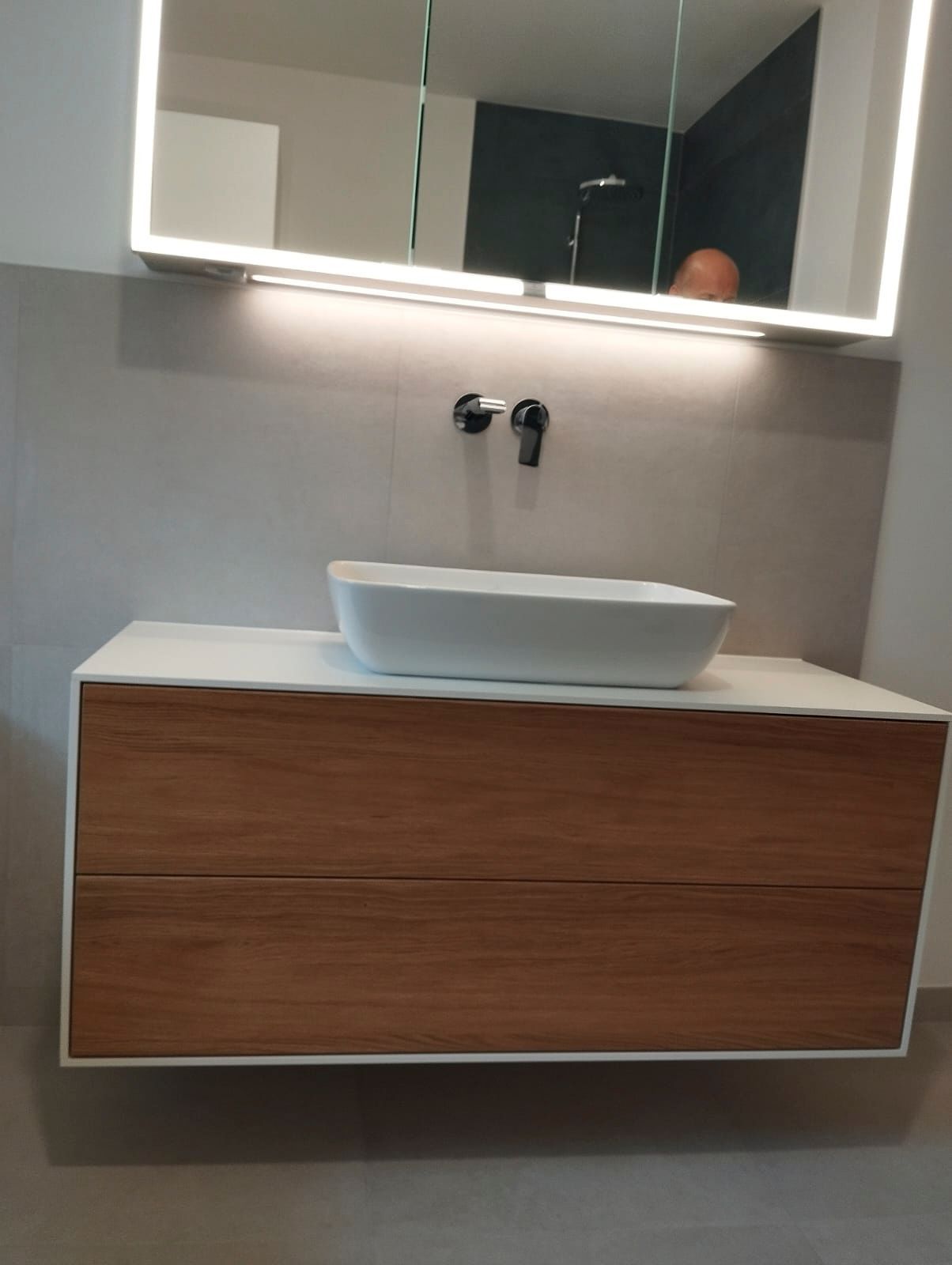 Ein Badezimmer mit Waschbecken und Spiegel