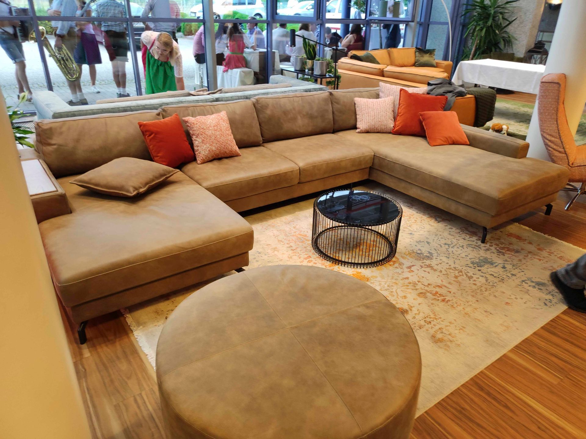 Ein Wohnzimmer mit einem großen Sofa und einem Couchtisch