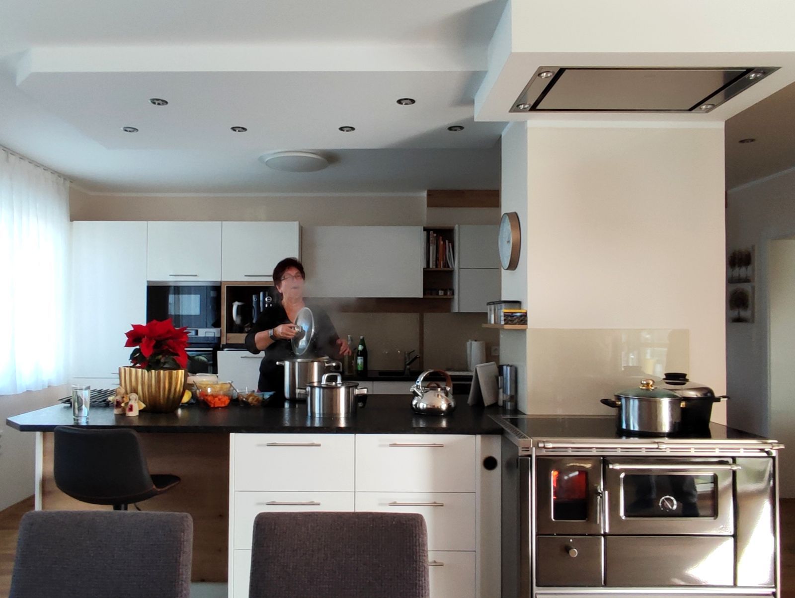 Eine Frau steht in einer Küche und bereitet Essen zu