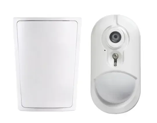 Sistema de cámara de seguridad blanca con sensor de movimiento.