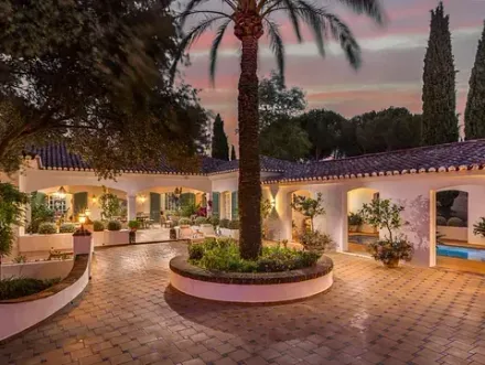 Una casa grande con una palmera en el medio.