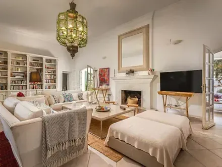 Una sala de estar llena de muebles y una chimenea.