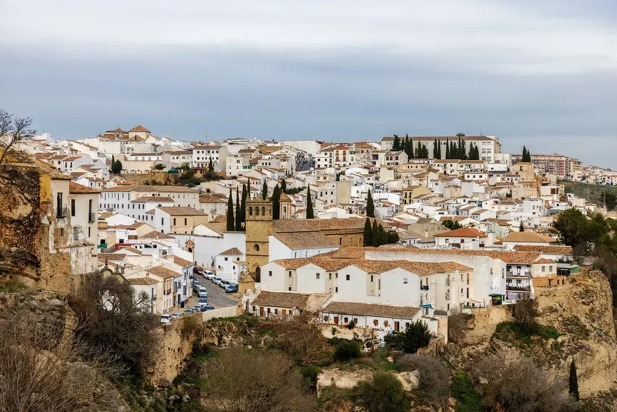 Un pequeño pueblo está situado en la cima de una colina.