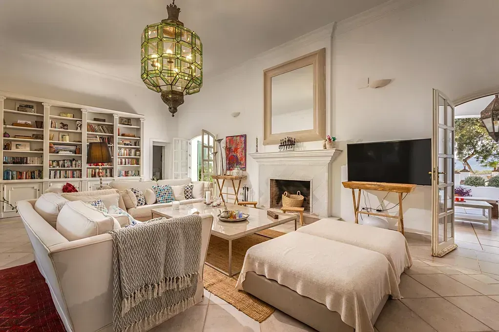 Una sala de estar llena de muebles y una chimenea.