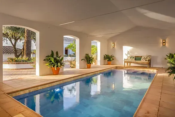 Hay una gran piscina cubierta en el medio de la habitación.
