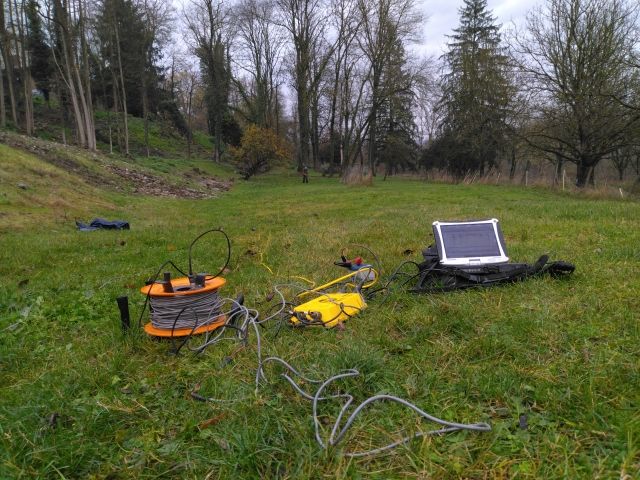 Matériel de profil électrique sur le terrain.