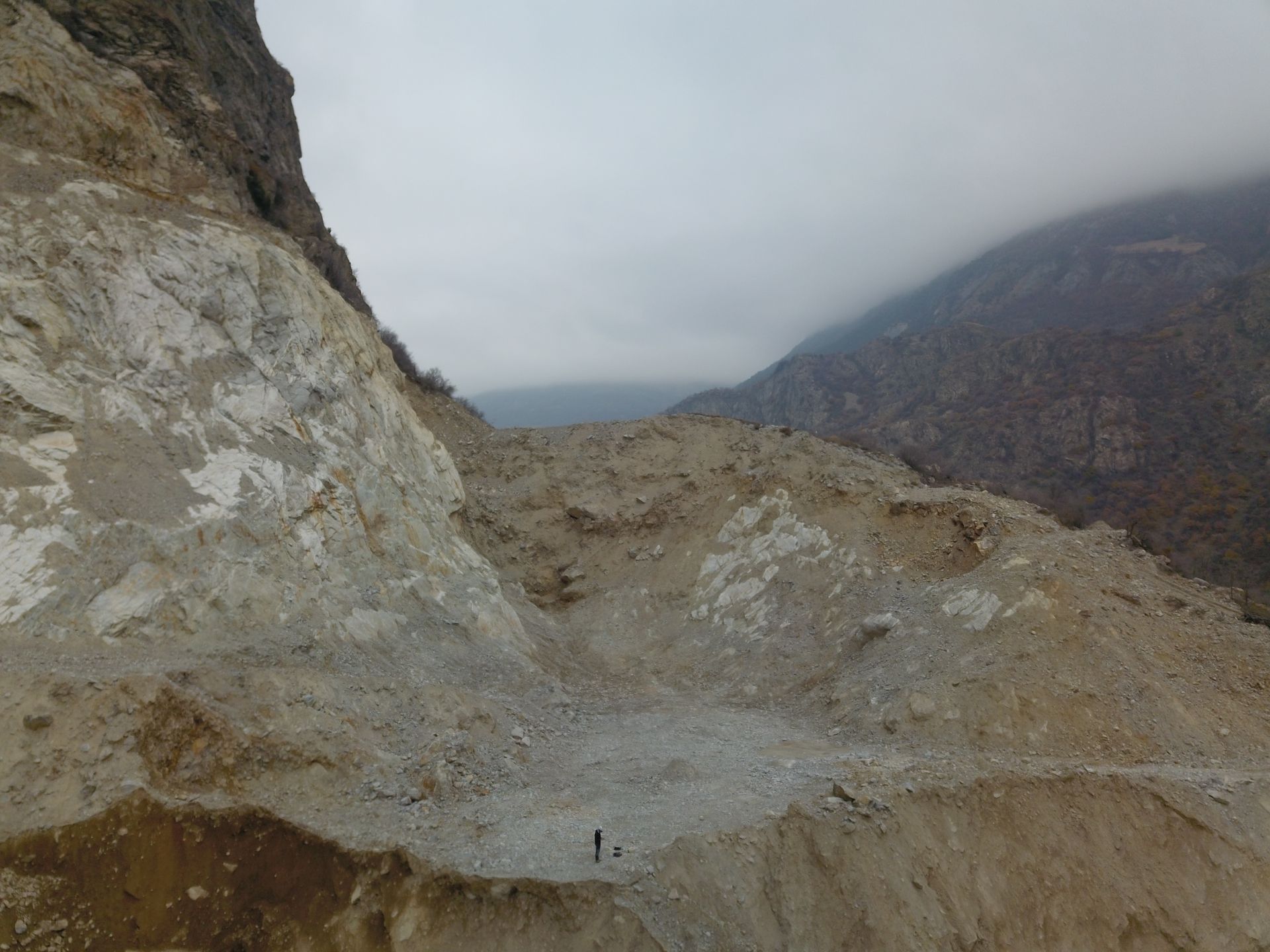 Appareil photo Zeiss Ikon vintage posé sur des touches de piano.