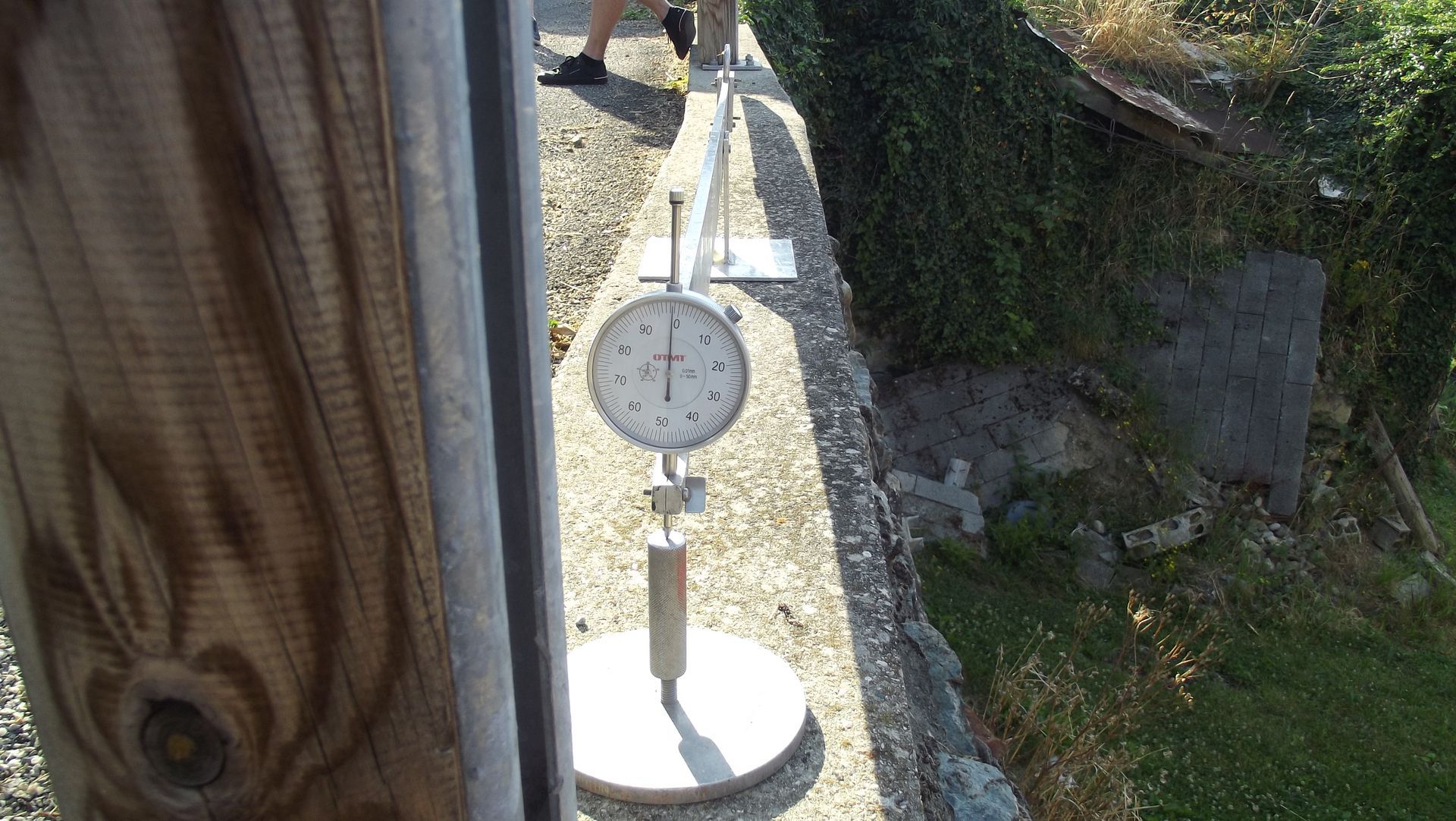 Essai à la plaque d'un mur.