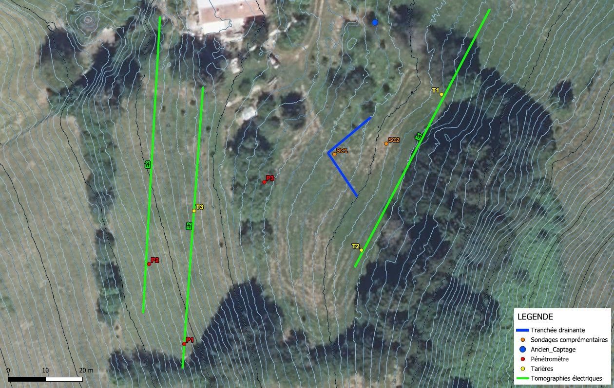 Vue aérienne d'un paysage avec des lignes droites vertes, de petits marqueurs colorés et une forme en chevron bleu sur un terrain herbeux.