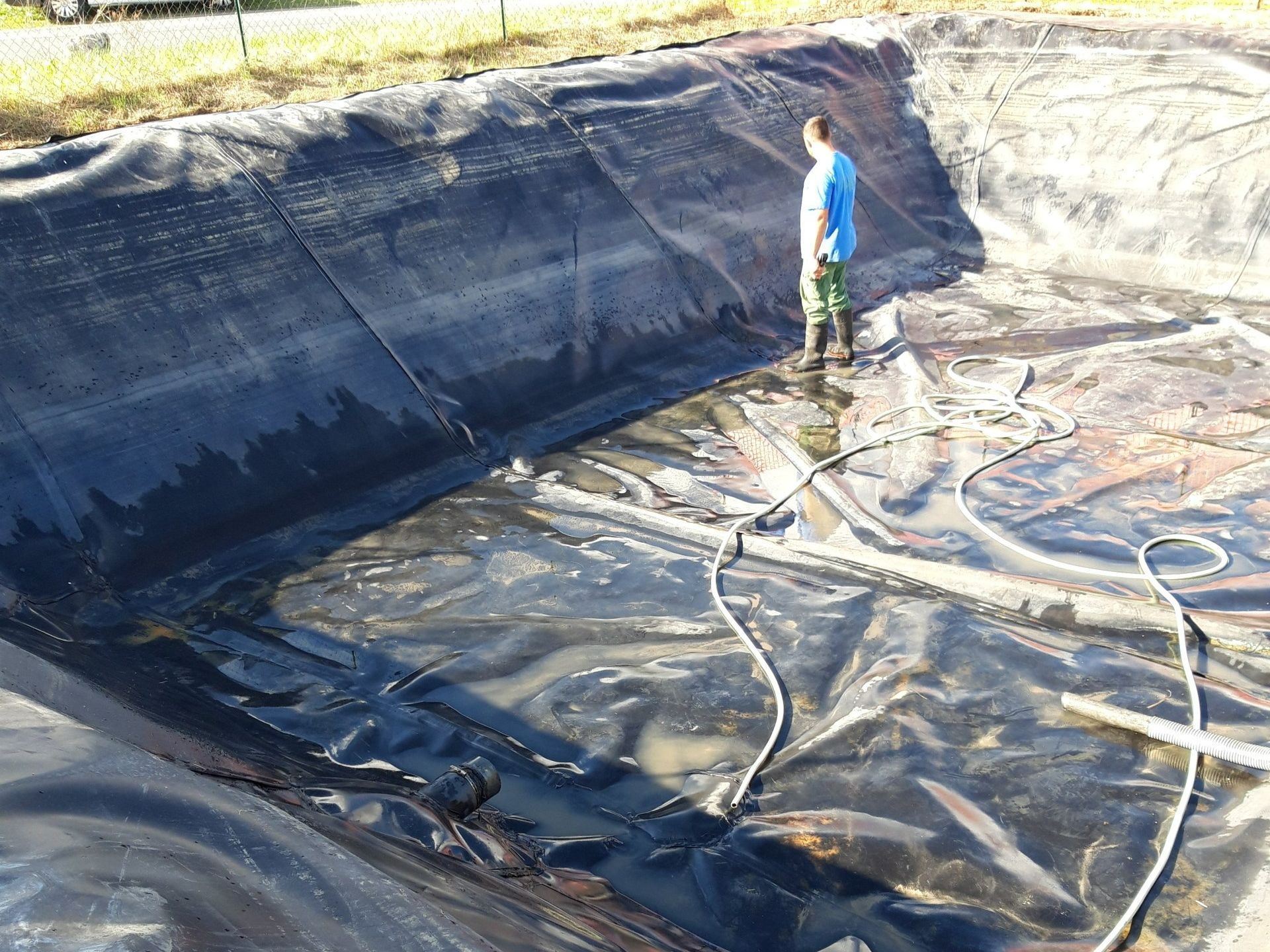 Technicien dans un bassin récupérateur d'eaux pluviales