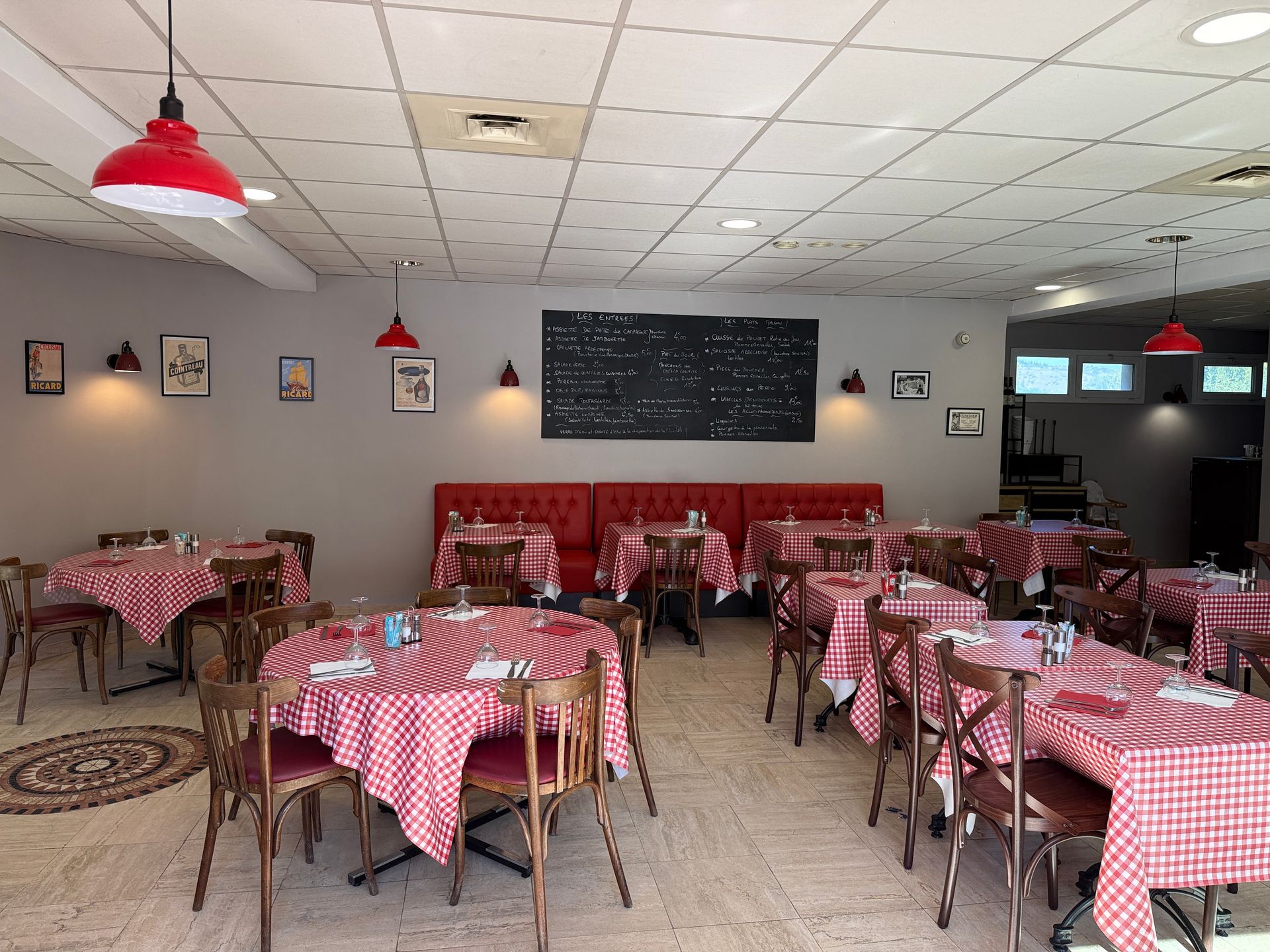 Salle à manger vide d'un restaurant type bouillon.