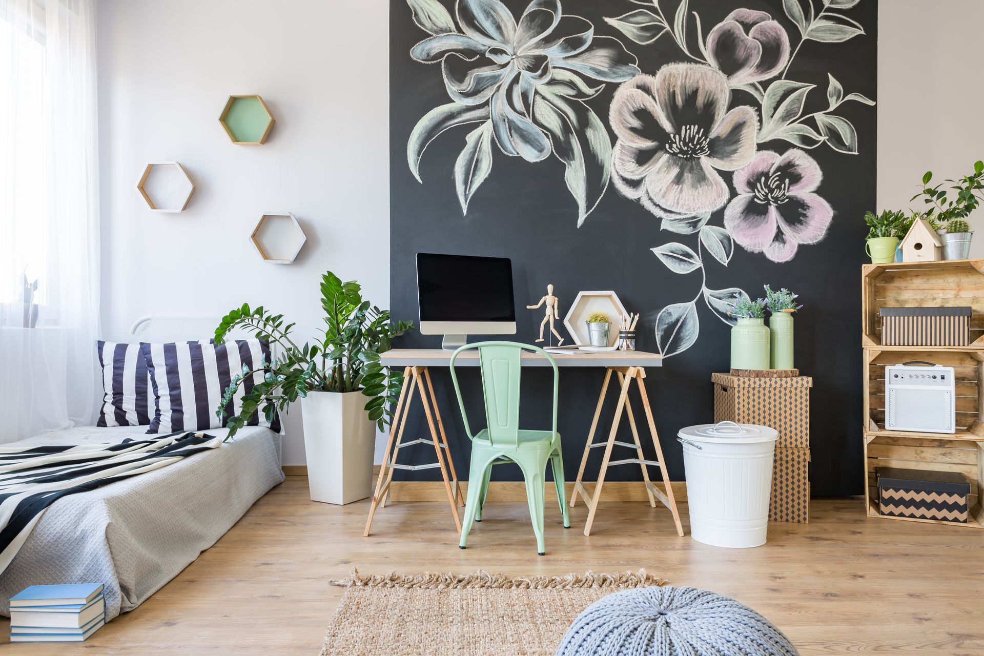 Une pièce avec une décoration murale