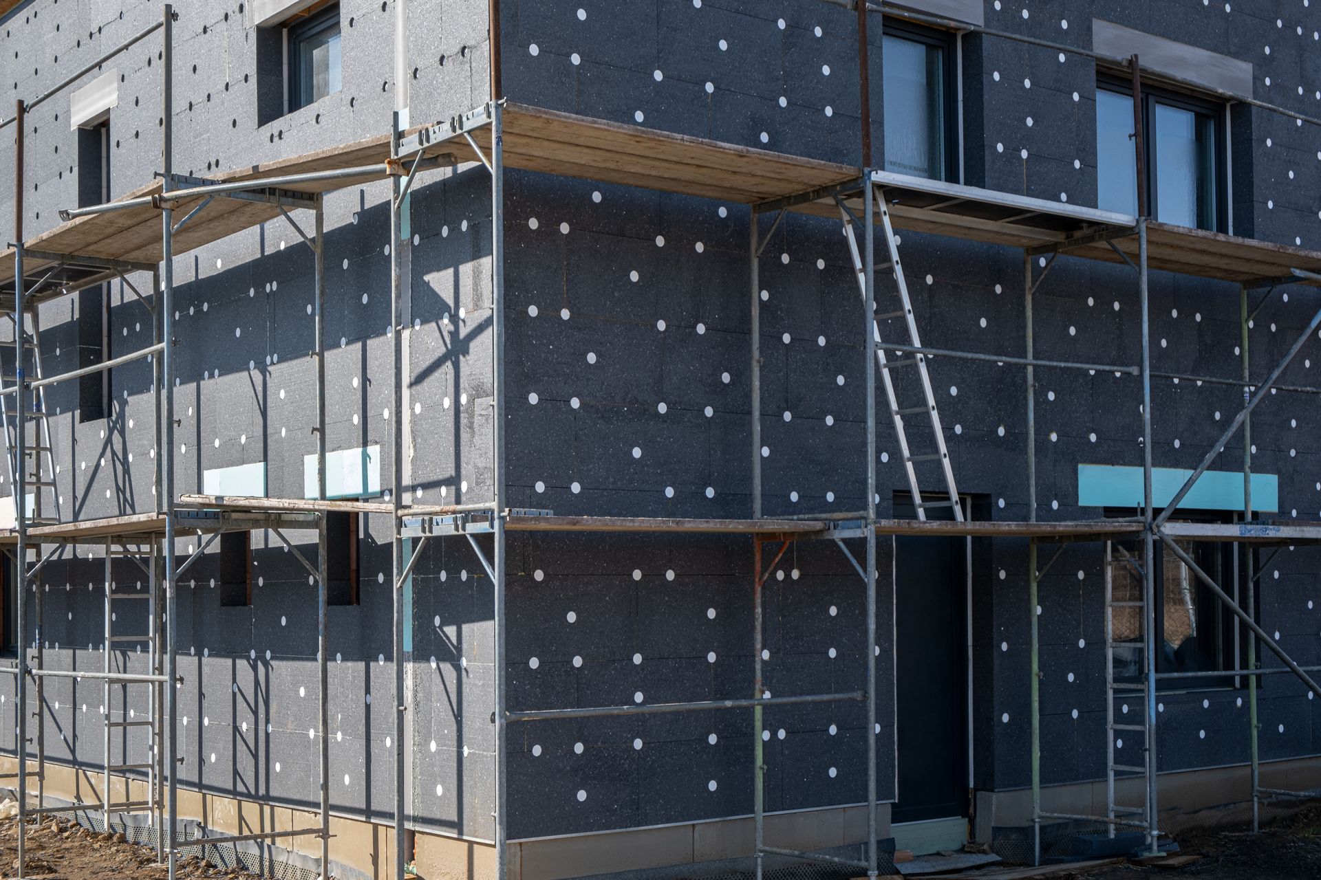Une façade avec des panneaux isolants en polystyrène