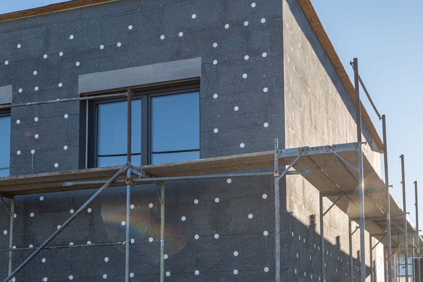 Des plaques de polystyrène sur une façade