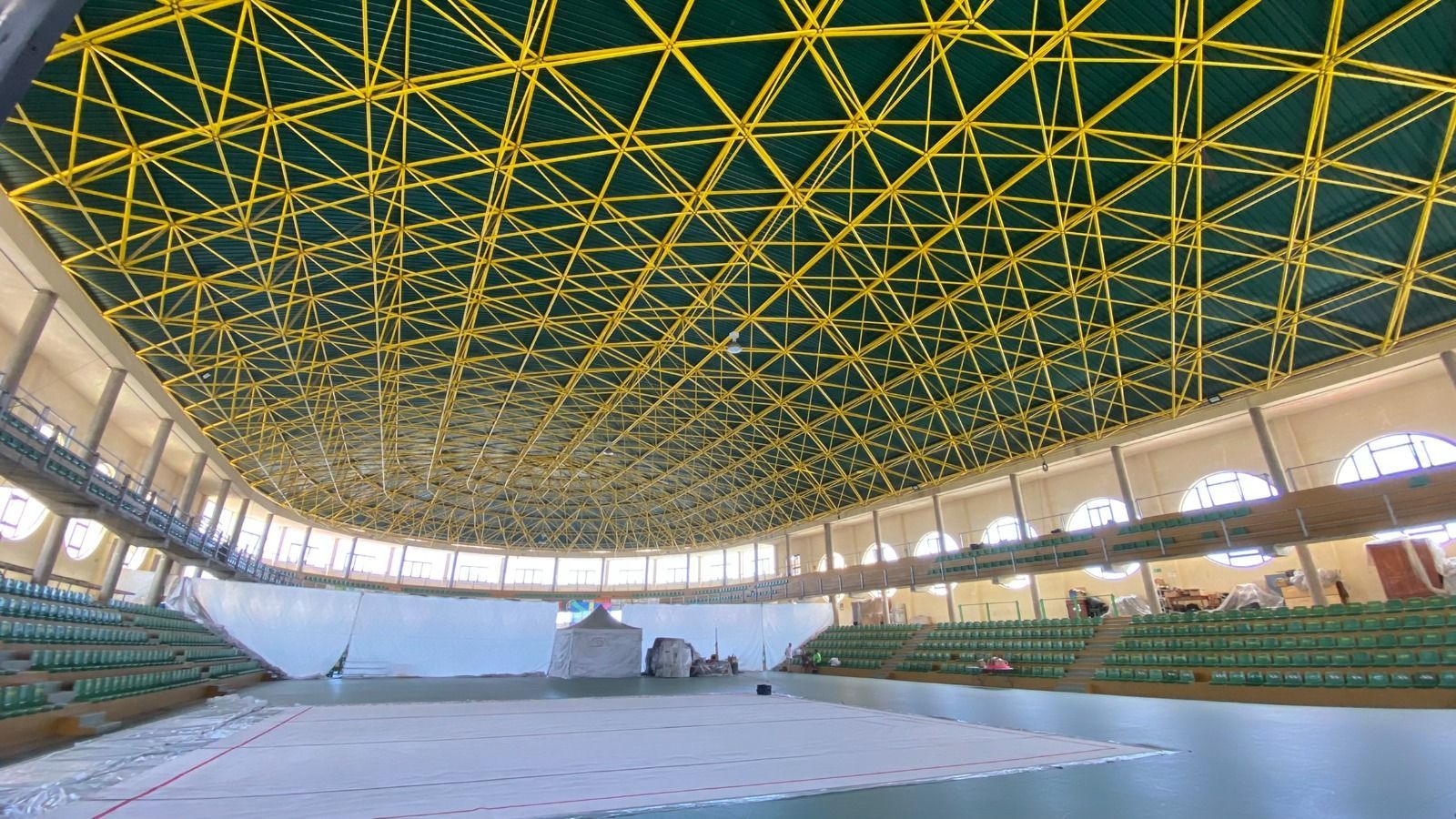 Mirando hacia el techo de un edificio con muchas ventanas